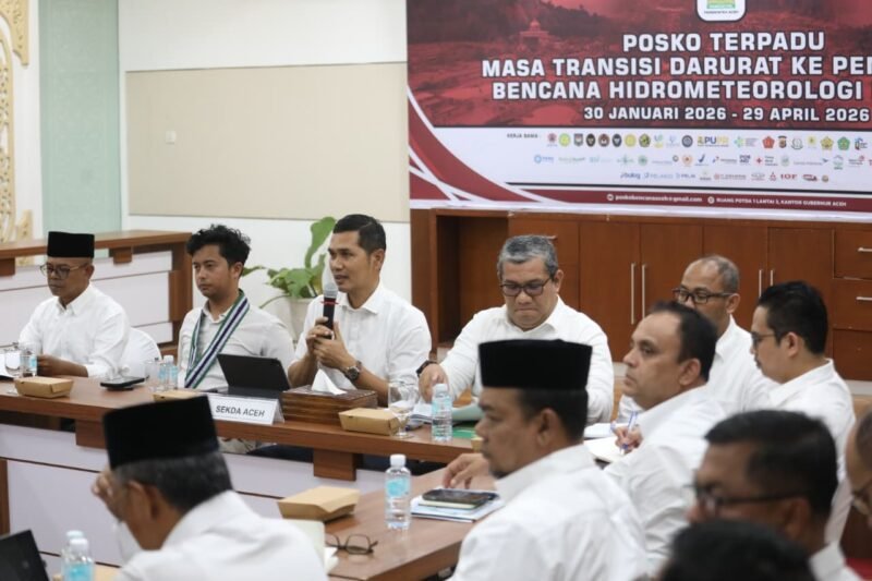 Sekretaris Daerah (Sekda) Aceh saat menerima aspirasi dari sejumlah perwakilan mahasiswa dan organisasi kepemudaan (OKP) terkait evaluasi Pergub JKA Nomor 2 Tahun 2026 di Ruang Rapat Potensi Daerah, Kantor Gubernur Aceh, Banda Aceh, Senin (4/5/2026).