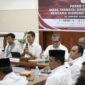 Sekretaris Daerah (Sekda) Aceh saat menerima aspirasi dari sejumlah perwakilan mahasiswa dan organisasi kepemudaan (OKP) terkait evaluasi Pergub JKA Nomor 2 Tahun 2026 di Ruang Rapat Potensi Daerah, Kantor Gubernur Aceh, Banda Aceh, Senin (4/5/2026).