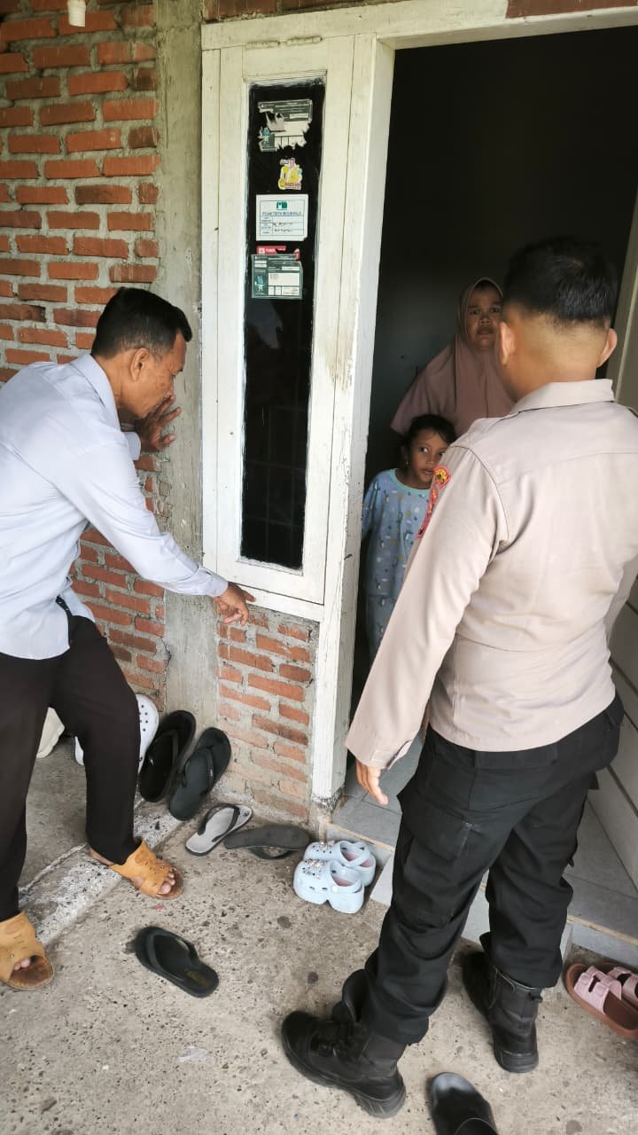 Personel Polsek Baitussalam saat melakukan peninjauan dan pengumpulan keterangan di salah satu lokasi kejadian pencurian di wilayah Kecamatan Baitussalam, Senin (4/5/2026).