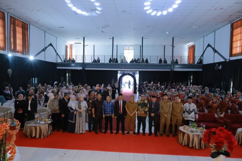 Asisten I Sekdakab Aceh Besar Farhan AP, menghadiri kegiatan penyerahan lulusan SMK Negeri 3 Banda Aceh kepada pemerintah daerah serta perayaan Festival DWADYANIFITY di Aula SMKN 1, 2, dan 3 Banda Aceh, kawasan Lhong Raya, Banda Raya, Senin (4/5/2026). FOTO/MC ACEH BESAR