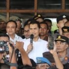 Ratusan personel kepolisian dari Polresta Banda Aceh dan Sat Brimob Polda Aceh bersiaga di halaman Kantor Gubernur Aceh guna mengawal aksi unjuk rasa Aliansi Rakyat Aceh (ARA) terkait penolakan Pergub JKA, Senin (4/5/2026).