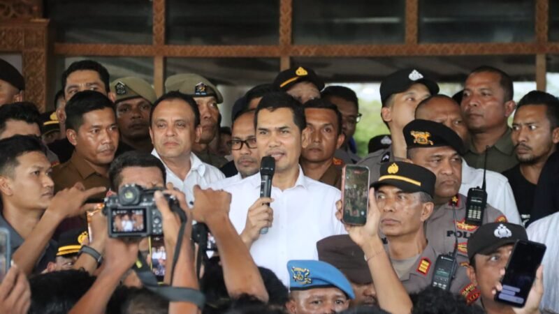 Ratusan personel kepolisian dari Polresta Banda Aceh dan Sat Brimob Polda Aceh bersiaga di halaman Kantor Gubernur Aceh guna mengawal aksi unjuk rasa Aliansi Rakyat Aceh (ARA) terkait penolakan Pergub JKA, Senin (4/5/2026).