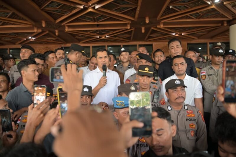 Sekda Aceh M. Nasir saat memberikan tanggapan atas tuntutan mahasiswa terkait revisi Pergub JKA di Kantor Gubernur Aceh, Banda Aceh, Senin (4/5/2026). Pemerintah meminta waktu untuk mengimplementasikan regulasi tersebut sebelum melakukan evaluasi menyeluruh.