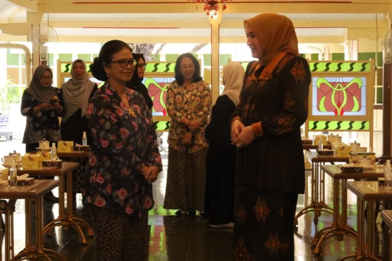 Bunda PAUD Aceh, Ny. Marlina Muzakir (kiri), berbincang hangat dengan Wakil Ketua Pokja PAUD DIY, Gusti Kanjeng Bendara Raden Ayu (GKBRAy) Adipati Paku Alam X (kanan), saat melakukan kunjungan kerja di Pura Pakualaman, Yogyakarta, Senin (4/5/2026).