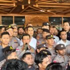 Kapolresta Banda Aceh, Kombes Pol Andi Kirana, saat mendampingi perwakilan mahasiswa dalam menyampaikan aspirasi terkait Jaminan Kesehatan Aceh (JKA) di depan Kantor Gubernur Aceh, Senin (4/5/2026). Situasi berjalan kondusif berkat pendekatan persuasif kepolisian.