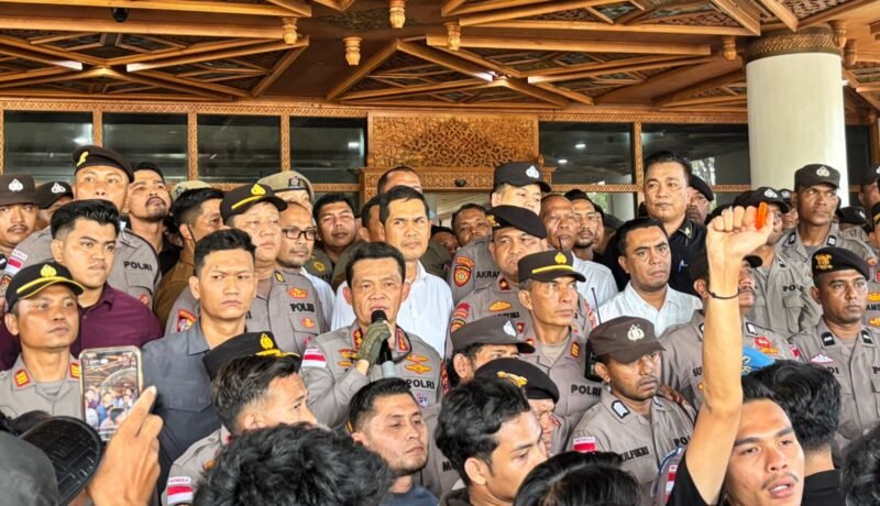 Kapolresta Banda Aceh, Kombes Pol Andi Kirana, saat mendampingi perwakilan mahasiswa dalam menyampaikan aspirasi terkait Jaminan Kesehatan Aceh (JKA) di depan Kantor Gubernur Aceh, Senin (4/5/2026). Situasi berjalan kondusif berkat pendekatan persuasif kepolisian.