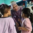 Bunda PAUD Aceh, Ny. Marlina Muzakir, saat berinteraksi dengan siswa dan tenaga pendidik di KB Vanda Perta Rini, Sleman, Yogyakarta, Selasa (5/5/2026). 