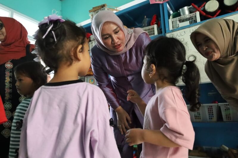 Bunda PAUD Aceh, Ny. Marlina Muzakir, saat berinteraksi dengan siswa dan tenaga pendidik di KB Vanda Perta Rini, Sleman, Yogyakarta, Selasa (5/5/2026). 