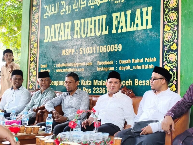 Wakil Gubernur Aceh, Fadhlullah, S.E., saat menghadiri peringatan haul ke-12 almarhum Tgk. H. Ibrahim Bin Hasyim (Ayah Samahani) di Dayah Ruhul Falah, Samahani, Aceh Besar. 