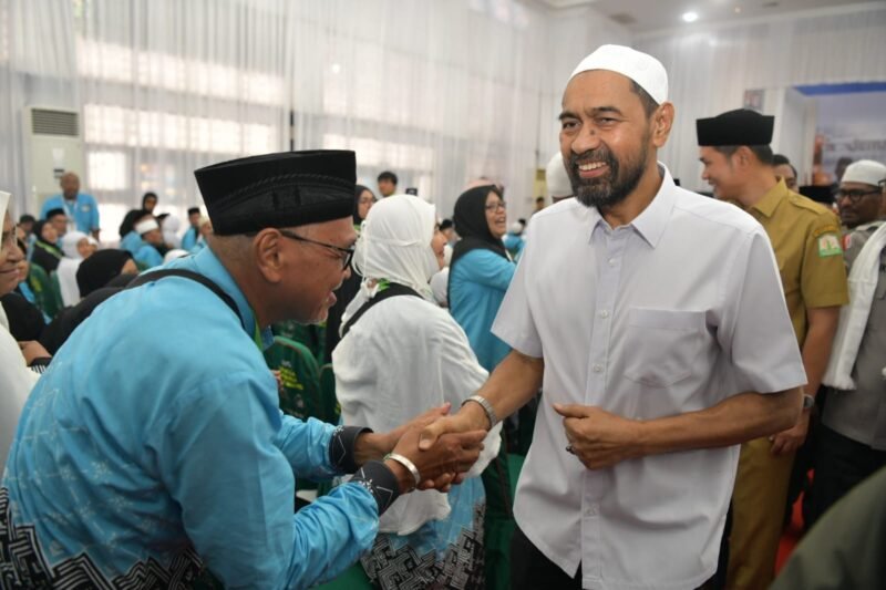 Gubernur Aceh, Muzakir Manaf (Mualem), memberikan arahan saat melepas keberangkatan 393 calon jemaah haji kloter pertama di Asrama Haji Embarkasi Aceh, Banda Aceh, Selasa (5/5/2026).