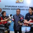 Anggota Kompolnas, Mohammad Choirul Anam, memberikan keterangan terkait peresmian kantor baru Kompolnas di Gedung Graha Sentana, Jakarta Selatan, Selasa (5/5/2026).