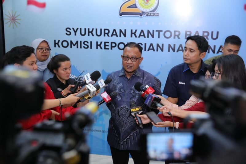 Anggota Kompolnas, Mohammad Choirul Anam, memberikan keterangan terkait peresmian kantor baru Kompolnas di Gedung Graha Sentana, Jakarta Selatan, Selasa (5/5/2026).