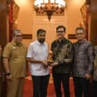 Gubernur Aceh, H. Muzakir Manaf, saat menerima penghargaan Top Pembina BUMD 2026 di Jakarta, Senin (13/4/2026). 