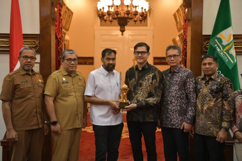 Gubernur Aceh, H. Muzakir Manaf, saat menerima penghargaan Top Pembina BUMD 2026 di Jakarta, Senin (13/4/2026). 