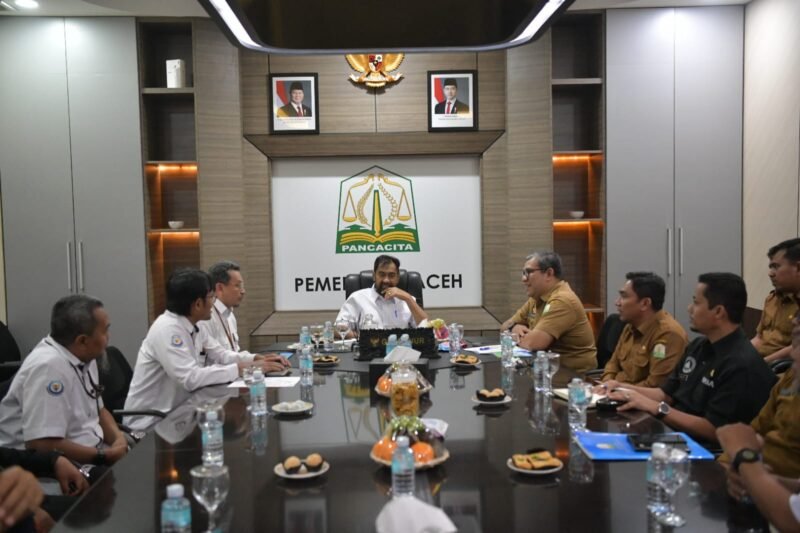 Gubernur Aceh, H. Muzakir Manaf (Mualem), saat menerima kunjungan Direktur Pemanfaatan Ruang Pesisir dan Pulau-pulau Kecil KKP, Permana Yudiarso, di Meuligoe Gubernur Aceh, Selasa (5/5/2026). 