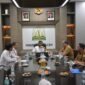 Gubernur Aceh, H. Muzakir Manaf (Mualem), saat menerima kunjungan Direktur Pemanfaatan Ruang Pesisir dan Pulau-pulau Kecil KKP, Permana Yudiarso, di Meuligoe Gubernur Aceh, Selasa (5/5/2026). 