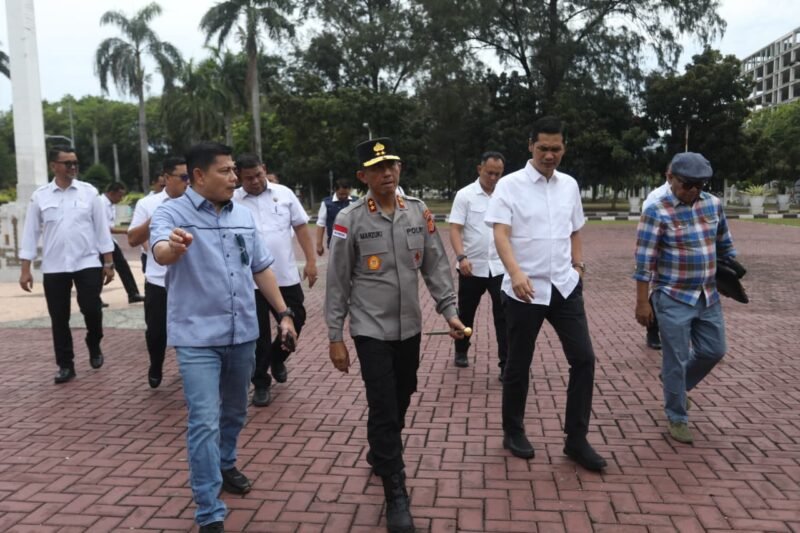 Kapolda Aceh Irjen Pol. Marzuki Ali Basyah bersama Sekda Aceh M. Nasir Syamaun meninjau titik kerusakan fasilitas publik di Kantor Gubernur Aceh, Banda Aceh, Rabu (6/5/2026).
