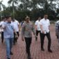 Kapolda Aceh Irjen Pol. Marzuki Ali Basyah bersama Sekda Aceh M. Nasir Syamaun meninjau titik kerusakan fasilitas publik di Kantor Gubernur Aceh, Banda Aceh, Rabu (6/5/2026).