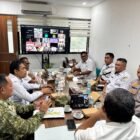 Dirbinmas Polda Aceh Kombes Pol. Donny Siswoyo (tengah) bersama Kasdam IM Brigjen TNI Dwi Sasongko dan unsur Forkopimda Aceh mengikuti video conference Apel Kesiapsiagaan Penanganan Karhutla Nasional di Kantor Gubernur Aceh, Banda Aceh, Rabu (6/5/2026).