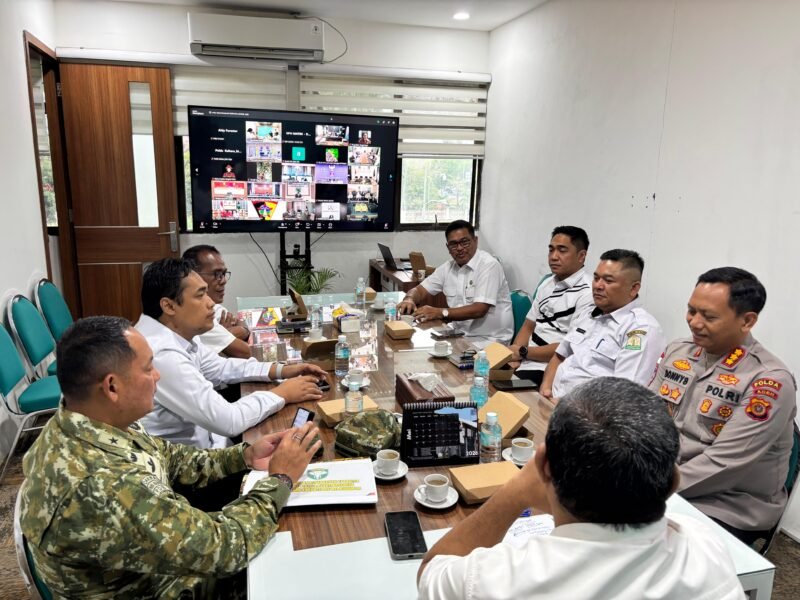 Dirbinmas Polda Aceh Kombes Pol. Donny Siswoyo (tengah) bersama Kasdam IM Brigjen TNI Dwi Sasongko dan unsur Forkopimda Aceh mengikuti video conference Apel Kesiapsiagaan Penanganan Karhutla Nasional di Kantor Gubernur Aceh, Banda Aceh, Rabu (6/5/2026).