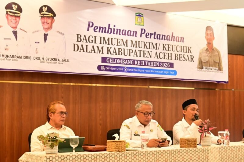 Asisten I Sekda Aceh Besar Farhan AP, membuka kegiatan Pembinaan Pertanahan bagi Imuem Mukim Gelombang II Tahun 2026 di Ilona Boutique Hotel, Rabu (6/5/2026). FOTO/MC ACEH BESAR