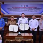 Kepala BNNP Aceh, Brigjen Pol. Dr. Dedy Tabrani, S.I.K., M.Si. (kiri), dan Bupati Aceh Jaya, Safwandi, S.Sos., M.A.P. (kanan), menunjukkan naskah Nota Kesepahaman (MoU) terkait pembentukan Unit Layanan Terpadu (ULT) P4GN di Aula Setdakab Aceh Jaya, Senin (4/5/2026). 