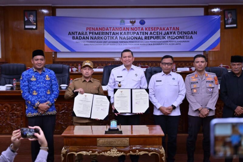 Kepala BNNP Aceh, Brigjen Pol. Dr. Dedy Tabrani, S.I.K., M.Si. (kiri), dan Bupati Aceh Jaya, Safwandi, S.Sos., M.A.P. (kanan), menunjukkan naskah Nota Kesepahaman (MoU) terkait pembentukan Unit Layanan Terpadu (ULT) P4GN di Aula Setdakab Aceh Jaya, Senin (4/5/2026). 
