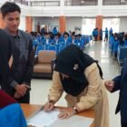 Dekan Fakultas Dakwah dan Komunikasi (FDK) UIN Ar-Raniry, Prof. Kusmawati Hatta, melakukan pengalungan selempang kepada pimpinan organisasi mahasiswa (Ormawa) dalam acara pelantikan pengurus periode 2026 di Aula Auditorium Ali Hasjmi, Banda Aceh, Rabu (6/5/2026).