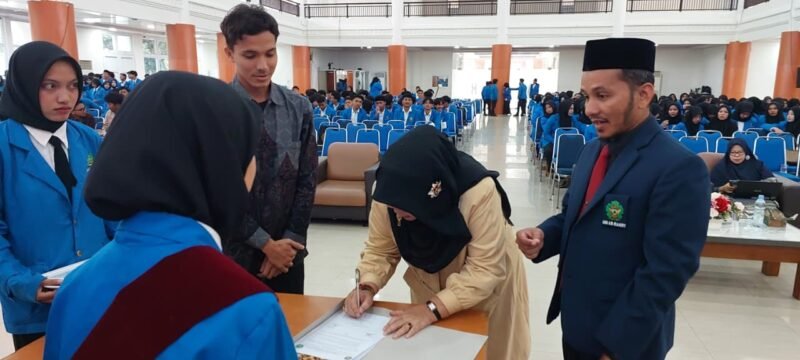 Dekan Fakultas Dakwah dan Komunikasi (FDK) UIN Ar-Raniry, Prof. Kusmawati Hatta, melakukan pengalungan selempang kepada pimpinan organisasi mahasiswa (Ormawa) dalam acara pelantikan pengurus periode 2026 di Aula Auditorium Ali Hasjmi, Banda Aceh, Rabu (6/5/2026).