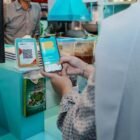 Direktur Information Technology BSI, Muharto Hadi Suprapto (tengah), saat memperkenalkan fitur QR Antar Negara pada aplikasi BYOND by BSI. Melalui kolaborasi bersama Bank Indonesia dan PBOC, nasabah BSI kini dapat bertransaksi secara digital di China menggunakan saldo Rupiah lewat merchant berlogo UnionPay dan Alipay.