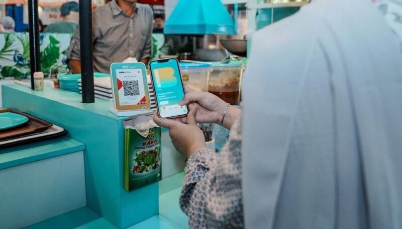 Direktur Information Technology BSI, Muharto Hadi Suprapto (tengah), saat memperkenalkan fitur QR Antar Negara pada aplikasi BYOND by BSI. Melalui kolaborasi bersama Bank Indonesia dan PBOC, nasabah BSI kini dapat bertransaksi secara digital di China menggunakan saldo Rupiah lewat merchant berlogo UnionPay dan Alipay.