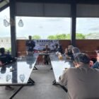 Suasana Rapat Kerja Daerah (Rakerda) perdana PD IWO Aceh Besar yang berlangsung khidmat di Kedai Kopi Barika, Lambaro, Kamis (7/5/2026). 