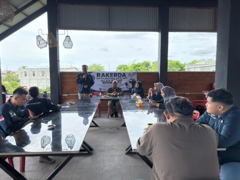 Suasana Rapat Kerja Daerah (Rakerda) perdana PD IWO Aceh Besar yang berlangsung khidmat di Kedai Kopi Barika, Lambaro, Kamis (7/5/2026). 