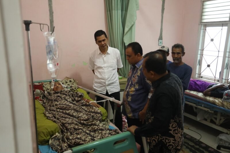 Sekretaris Daerah (Sekda) Aceh, M. Nasir, didampingi Plt. Kadinkes Aceh, Ferdiyus, dan Direktur RSUD dr. Fauziah, dr. Minar Mushari, meninjau langsung fasilitas kesehatan saat melakukan inspeksi mendadak (sidak) di RSUD dr. Fauziah Bireuen, Kamis (7/5/2026).