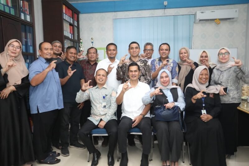 Sekretaris Daerah (Sekda) Aceh, M. Nasir Syamaun (tengah), didampingi Plt Kadinkes Aceh, Ferdiyus, mendengarkan penjelasan dari pihak manajemen RSUD Cut Meutia Lhokseumawe saat melakukan sidak pada Kamis malam (7/5/2026).
