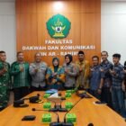 Dekan FDK UIN Ar-Raniry, Prof. Dr. Kusmawati Hatta, M.Pd (tengah), berfoto bersama AKBP Ruslan Syafi'i dari Ditbinmas Polda Aceh, unsur Babinsa, Bhabinkamtibmas, serta pimpinan ormawa FDK usai kegiatan silaturrahmi 