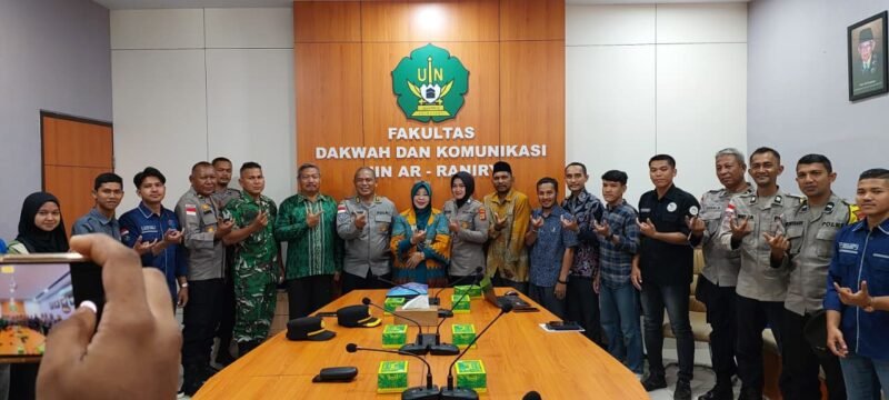 Dekan FDK UIN Ar-Raniry, Prof. Dr. Kusmawati Hatta, M.Pd (tengah), berfoto bersama AKBP Ruslan Syafi'i dari Ditbinmas Polda Aceh, unsur Babinsa, Bhabinkamtibmas, serta pimpinan ormawa FDK usai kegiatan silaturrahmi 