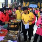Kapolda Aceh Irjen Pol. Drs. Marzuki Ali Basyah, M.M., bersama Ketua Bhayangkari Daerah Aceh Ny. Ira Marzuki meninjau salah satu stand dalam kegiatan Bazar UMKM di Meuligoe Tribrata Mapolda Aceh, Jumat (8/5/2026).