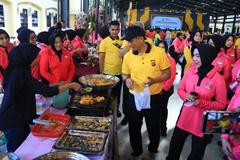 Kapolda Aceh Irjen Pol. Drs. Marzuki Ali Basyah, M.M., bersama Ketua Bhayangkari Daerah Aceh Ny. Ira Marzuki meninjau salah satu stand dalam kegiatan Bazar UMKM di Meuligoe Tribrata Mapolda Aceh, Jumat (8/5/2026).