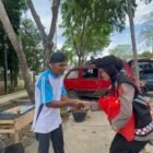Personel Polwan Ditsamapta Polda Aceh menyerahkan paket sembako kepada salah seorang warga lansia di Banda Aceh dalam kegiatan 