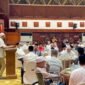 Gubernur Aceh Muzakir Manaf (Mualem) memberikan sambutan dalam acara silaturahmi bersama para ulama kharismatik dan tokoh masyarakat Aceh di Anjong Mon Mata, Kompleks Meuligoe Gubernur Aceh, Banda Aceh, Sabtu (9/5/2026).