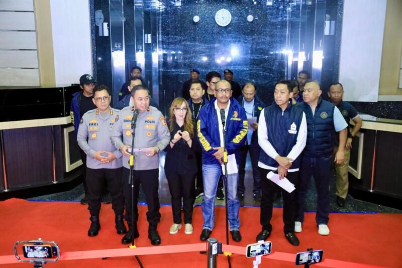 Karopenmas Divhumas Polri Brigjen Pol. Trunoyudo Wisnu Andiko saat memberikan keterangan pers terkait komitmen Polri dalam memberantas jaringan judi online internasional di Jakarta, Minggu (10/5/2026).