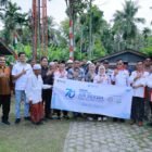 Kepala DPMG Aceh Besar Jakfar SP, M.Si foto bersama pada kick off pembangunan sumur bor air bersih di Gampong Lambleut, Kecamatan Darul Kamal, dalam rangka HUT ke-70 PT SUCOFINDO (Persero), Minggu (10/5/2026). FOTO/MC ACEH BESAR
