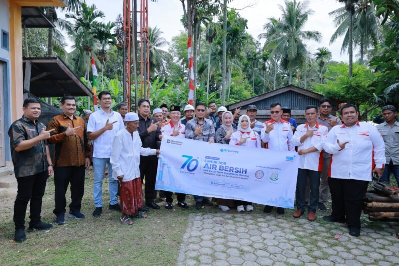 Kepala DPMG Aceh Besar Jakfar SP, M.Si foto bersama pada kick off pembangunan sumur bor air bersih di Gampong Lambleut, Kecamatan Darul Kamal, dalam rangka HUT ke-70 PT SUCOFINDO (Persero), Minggu (10/5/2026). FOTO/MC ACEH BESAR