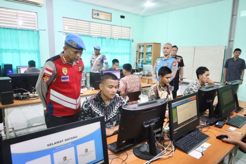 Suasana pelaksanaan tes akademik berbasis Computer Assisted Test (CAT) bagi calon Taruna-Taruni Akpol tahun 2026 di SMK Negeri 1 dan 2 Lhong Raya, Banda Aceh, Minggu (10/5/2026). 