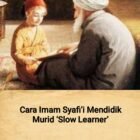 Ilustrasi kehangatan interaksi antara guru dan murid dalam tradisi keilmuan Islam klasik. Kesabaran Imam Syafi’i dalam mendidik Ar-Rabi’ bin Sulaiman menjadi bukti bahwa kasih sayang dan doa adalah kunci utama dalam mengubah murid slow learner menjadi intelektual besar.
