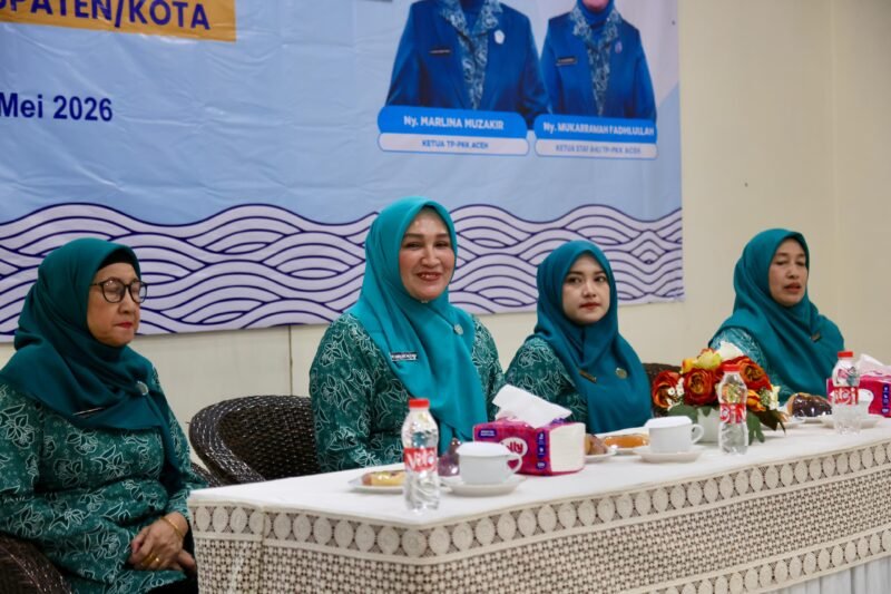 Ketua TP PKK Aceh, Marlina Muzakir (Kak Na), saat memberikan arahan pada kegiatan Penguatan Kapasitas Sekretaris dan Dasawisma se-Aceh di aula Arpen Bungalow Iboih, Sabang, Minggu (10/5/2026).