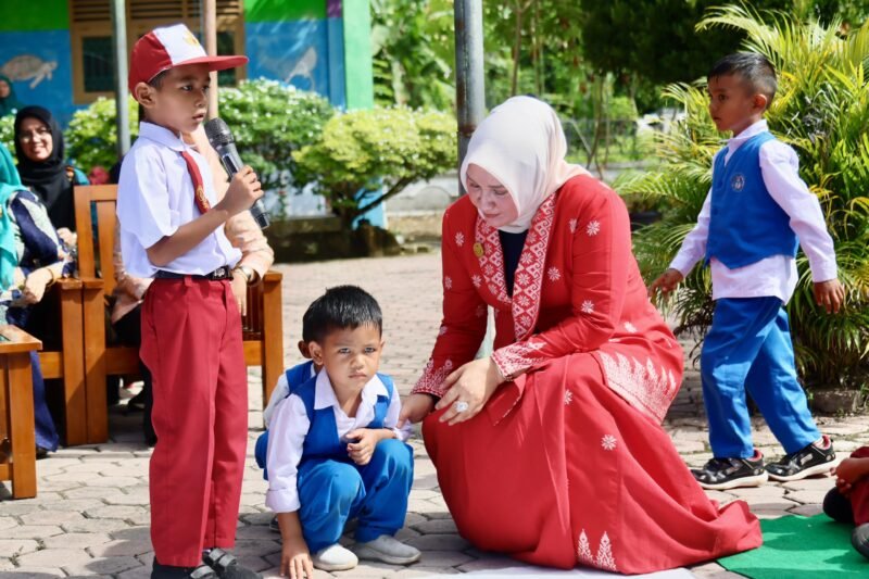 Bunda PAUD Aceh, Marlina Muzakir, menyerahkan paket makanan olahan serba ikan kepada siswa di Gampong Aneuk Laot, Sabang, Senin (11/6/2026).