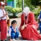Bunda PAUD Aceh, Marlina Muzakir, menyerahkan paket makanan olahan serba ikan kepada siswa di Gampong Aneuk Laot, Sabang, Senin (11/6/2026).