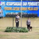 Kapolda Aceh, Irjen Pol. Drs. Marzuki Ali Basyah, M.M., menyematkan baret biru kepada perwakilan Bintara Remaja dalam upacara tradisi pembaretan di Mako Brimob Polda Aceh, Jeulingke, Banda Aceh, Senin (11/5/2026).